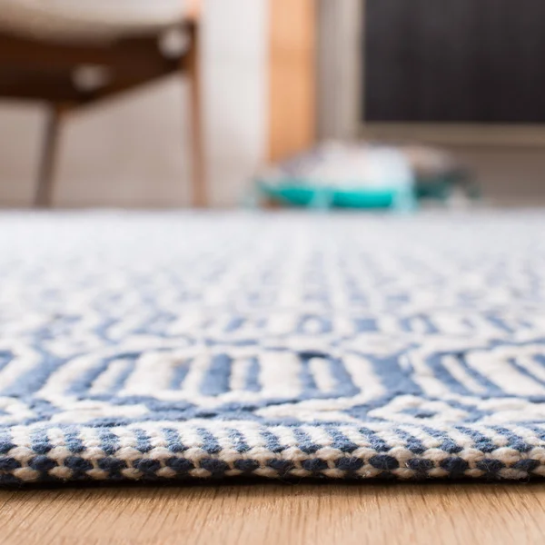 Safavieh Montauk Ivory/Blue 6 ft. x 6 ft. Square Area Rug