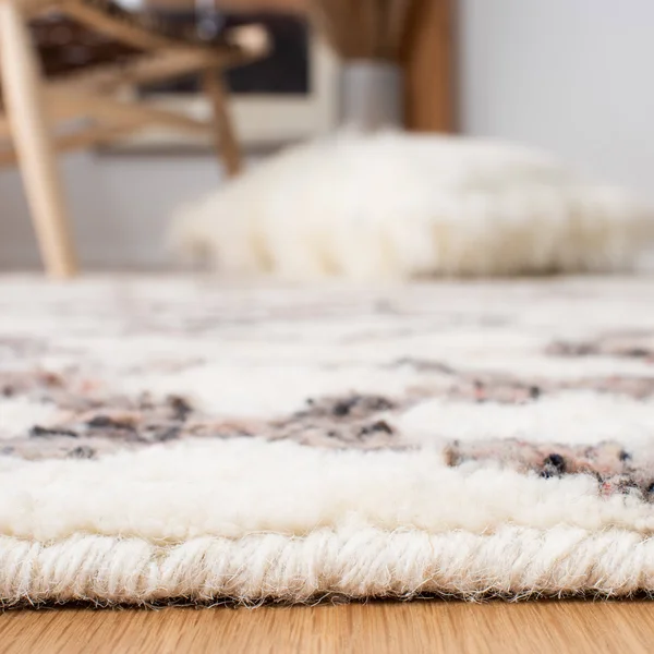 Safavieh Casablanca Rug Collection CSB528A - Ivory - Pink - 4' x 6'