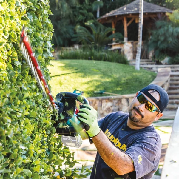 Makita XHU08Z 18V LXT Lithium-Ion Brushless Cordless 30x22 Hedge Trimmer (Tool Only)
