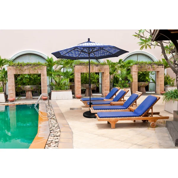 California Umbrella 7.5& Market Patio Umbrella in Canvas