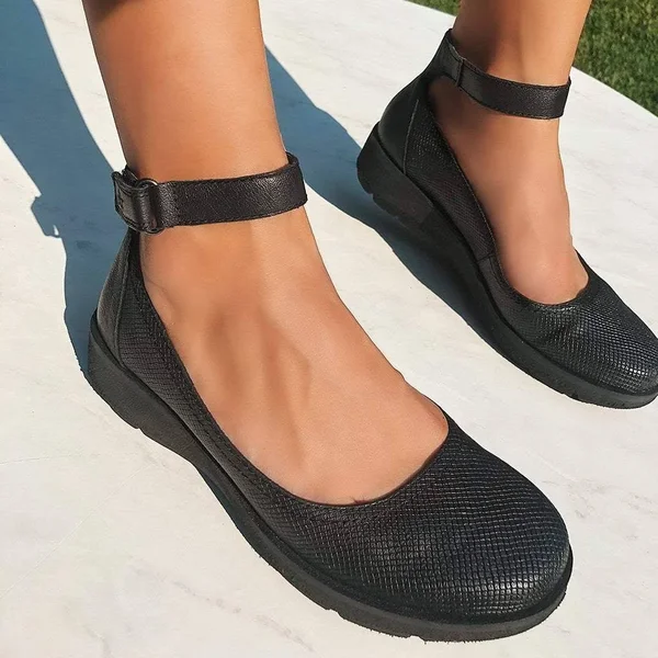OTBT Women's Scamper Flat, Size: 5.5, Black Leather