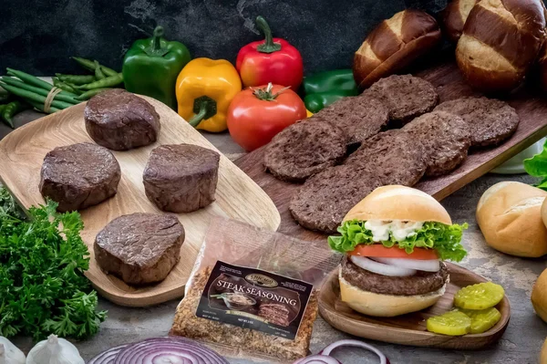 Butcher&s Choice Gift Box 4 (6 oz.) Filet Mignons & 8 (4 oz.) Angus Beef Steak Burgers - Wet Aged Filet Mignons and Angus Be
